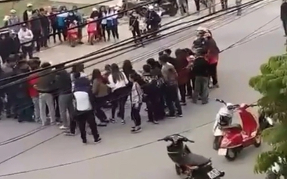 Hai cô gái đánh nhau trong tiếng hò reo của đám đông