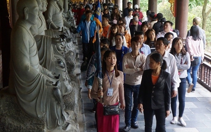 Bắt đôi vợ chồng chuyên móc túi của du khách đi lễ chùa