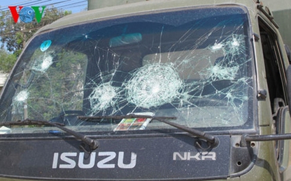Hàng chục công nhân phá xe CSGT khi bị thổi phạt