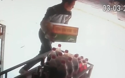 Camera ghi hình thanh niên trộm 4 thùng bia ở Sầm Sơn