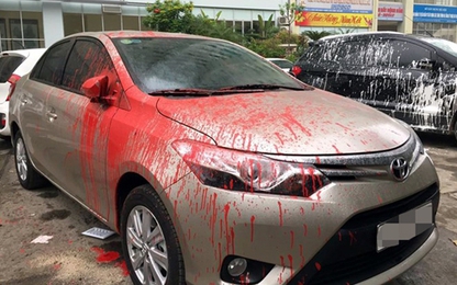 10 ôtô bị ném sơn, chất bẩn trước cửa chung cư ở Hà Nội