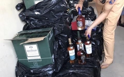 CSGT bắt giữ xe tải chở hơn 500 chai rượu ngoại nhập lậu