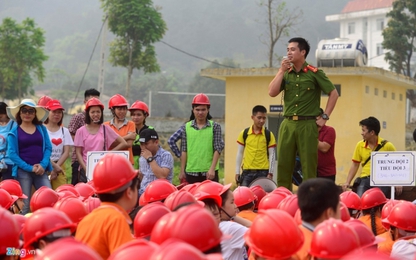 400 trẻ nhỏ tập kỹ năng thoát hiểm trong đám cháy nhà cao tầng