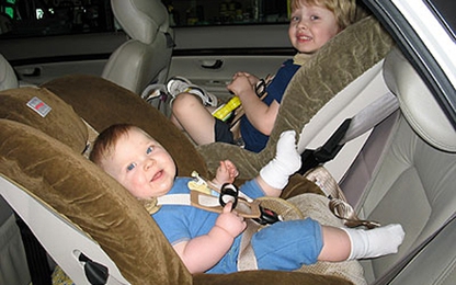 Điều gì xảy ra khi trẻ em ngồi ôtô không đúng cách