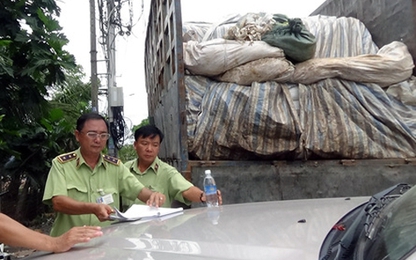 Hơn 100 tấn đường ngụy trang trên xe chở rác vào Sài Gòn