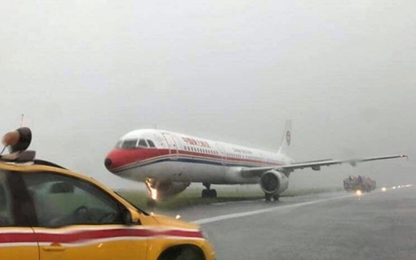 Máy bay Trung Quốc trượt đường băng, quay 180 độ khi hạ cánh