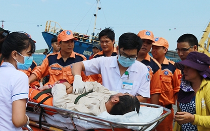 Tàu cứu hộ 30 giờ vượt biển cứu ngư dân bị tai biến