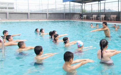 Nữ sinh ở Hà Nội tử vong khi học bơi tại trường