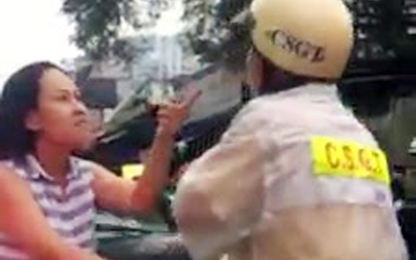 Nữ tài xế liên tục chửi, túm cổ áo CSGT ở Sài Gòn