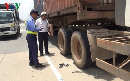 Lốp xe container bất ngờ nổ, 1 người nguy kịch