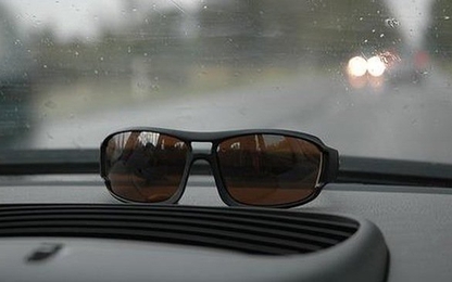 Có nên đeo kính râm khi lái xe trời mưa, ban đêm?