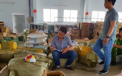 Cảnh sát vây bắt container hàng lậu ven Sài Gòn