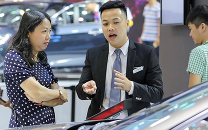 Giá ôtô giảm sâu tại Việt Nam - nhân viên bán xe lo thất nghiệp