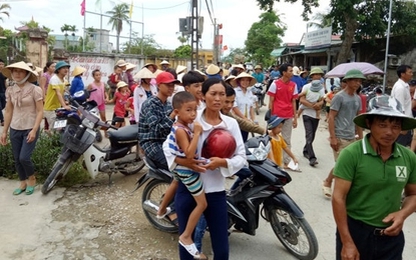 Hàng trăm phụ huynh kéo đến ủy ban xã phản đối sáp nhập trường