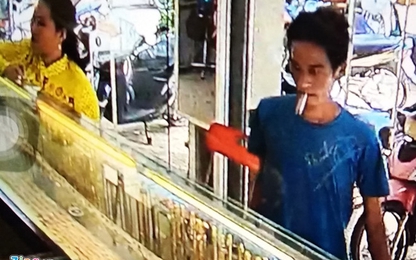 Camera ghi hình chủ tiệm vàng bị gã trai cầm dao đe dọa