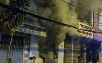 Nam thanh niên tạt xăng đốt cửa hàng của bạn gái ở Sài Gòn
