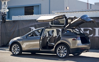 Tesla triệu hồi 11.000 xe Model X SUV để kiểm tra lỗi băng ghế