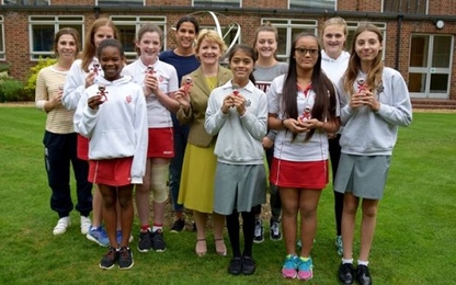 Trường Anh tặng 700 đồng hồ để học sinh tránh xa điện thoại