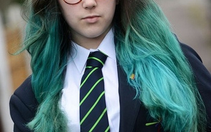 Nhuộm tóc xanh để tự tin hơn, nữ sinh Anh bị trường cô lập