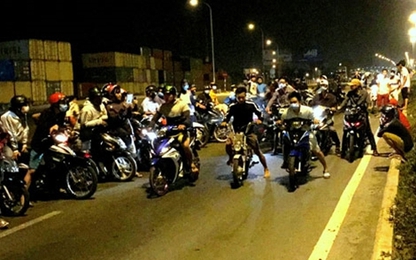 Đoàn 'bão đêm' làm náo loạn đường phố Hà Nội