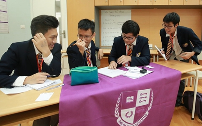 Bốn học sinh giành giải nhất cuộc thi tranh biện bằng tiếng Anh