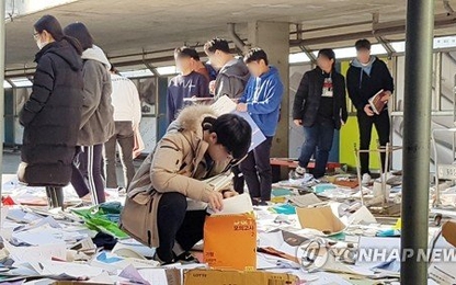 Hoãn thi đại học, học sinh Hàn lục thùng rác tìm sách vở vừa vứt