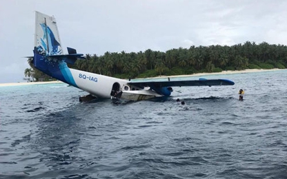 Máy bay rơi xuống biển, du khách phải bò lên cánh thoát thân