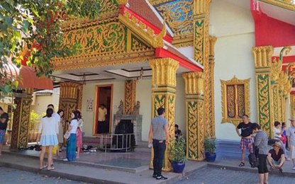 Du khách bực bội vì mua phải vàng giả trong khuôn viên chùa ở Thái