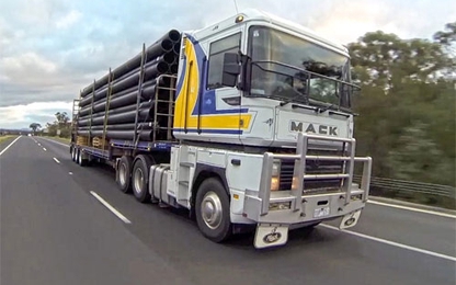Ba-đờ-sốc khủng - vũ khí của xe tải ở Australia khi chạy cao tốc