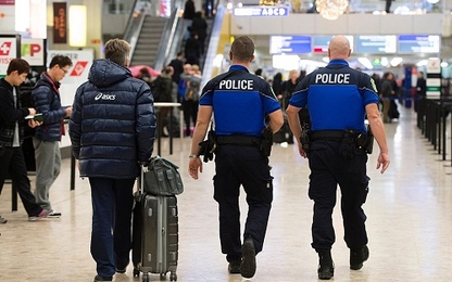 Khách Mỹ bị bắt vì quay phim cảnh sát ở sân bay Abu Dhabi