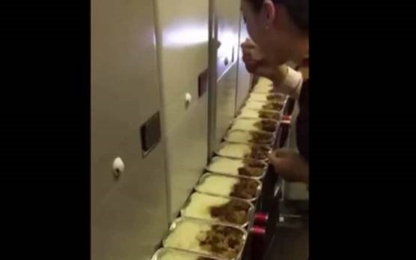 Tiếp viên Trung Quốc lén ăn suất cơm của hành khách?