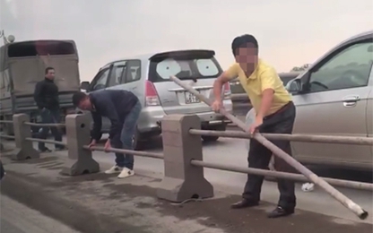 Cảnh sát triệu tập tài xế tháo dải phân cách cầu Thanh Trì