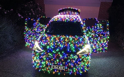 Chàng thanh niên gắn 20.000 bóng đèn lên thân xe đón Giáng sinh
