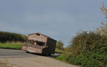 Xe tự chế từ nhà gỗ đạt vận tốc 160 km/h ở Scotland