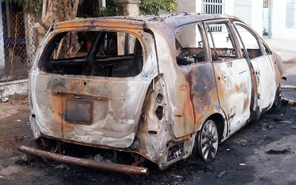Hàng chục thanh niên ném bom xăng đốt ôtô Innova