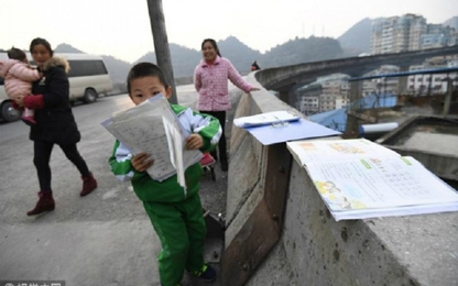 Cậu bé Trung Quốc làm bài tập về nhà trên cầu vượt mỗi ngày