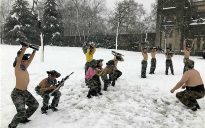 Trẻ Trung Quốc cởi trần, rèn thể lực giữa bão tuyết