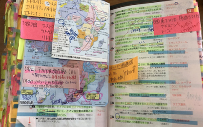 Sách chi chít chữ của học sinh Nhật đạt điểm tối đa môn Sử