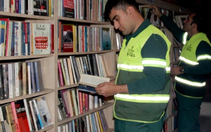 Lao công Thổ Nhĩ Kỳ mở thư viện từ sách bỏ đi