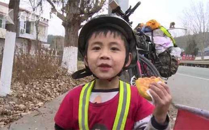 Bố bị chỉ trích vì để con 6 tuổi đạp xe đi du lịch