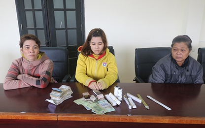 Nhóm phụ nữ dùng băng dính trộm tiền trong hòm công đức