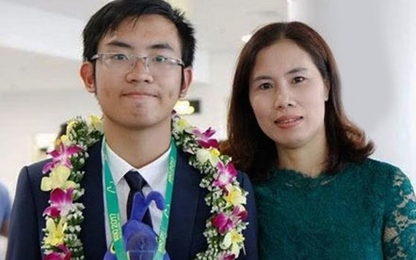 Hành trình cùng con rinh học bổng 6 tỷ đồng của bà mẹ Hà Nội