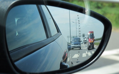 Có nên lắp gương chiếu hậu tự động cho ô tô?
