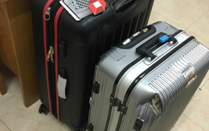 Sân bay Trung Quốc đền khách Việt vali mới vì hành lý bị móp