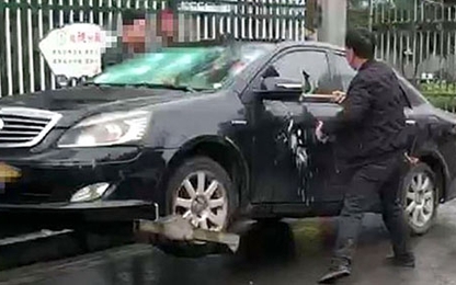 Bị cẩu xe vì đỗ sai, tài xế cầm búa tự đập phá ôtô