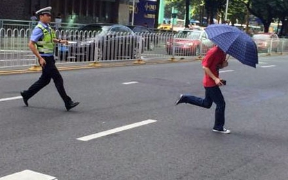 Trung Quốc phạt tiền, bêu xấu người đi bộ sai quy định