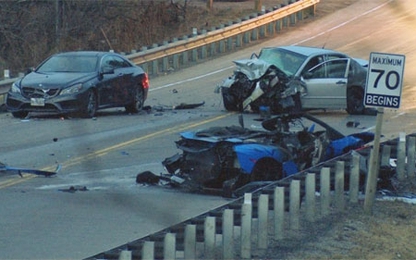 Lamborghini đâm 4 xe khác, nữ hành khách rơi ra ngoài tử vong