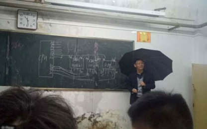 Lớp học bị dột, thầy giáo Trung Quốc vừa che ô vừa giảng bài