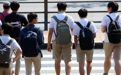 Hàn Quốc: Thầy giáo phạt học sinh chơi oẳn tù tì tát nhau