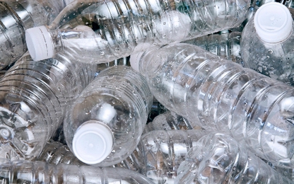 Trường học Anh cấm học sinh uống nước bằng chai nhựa